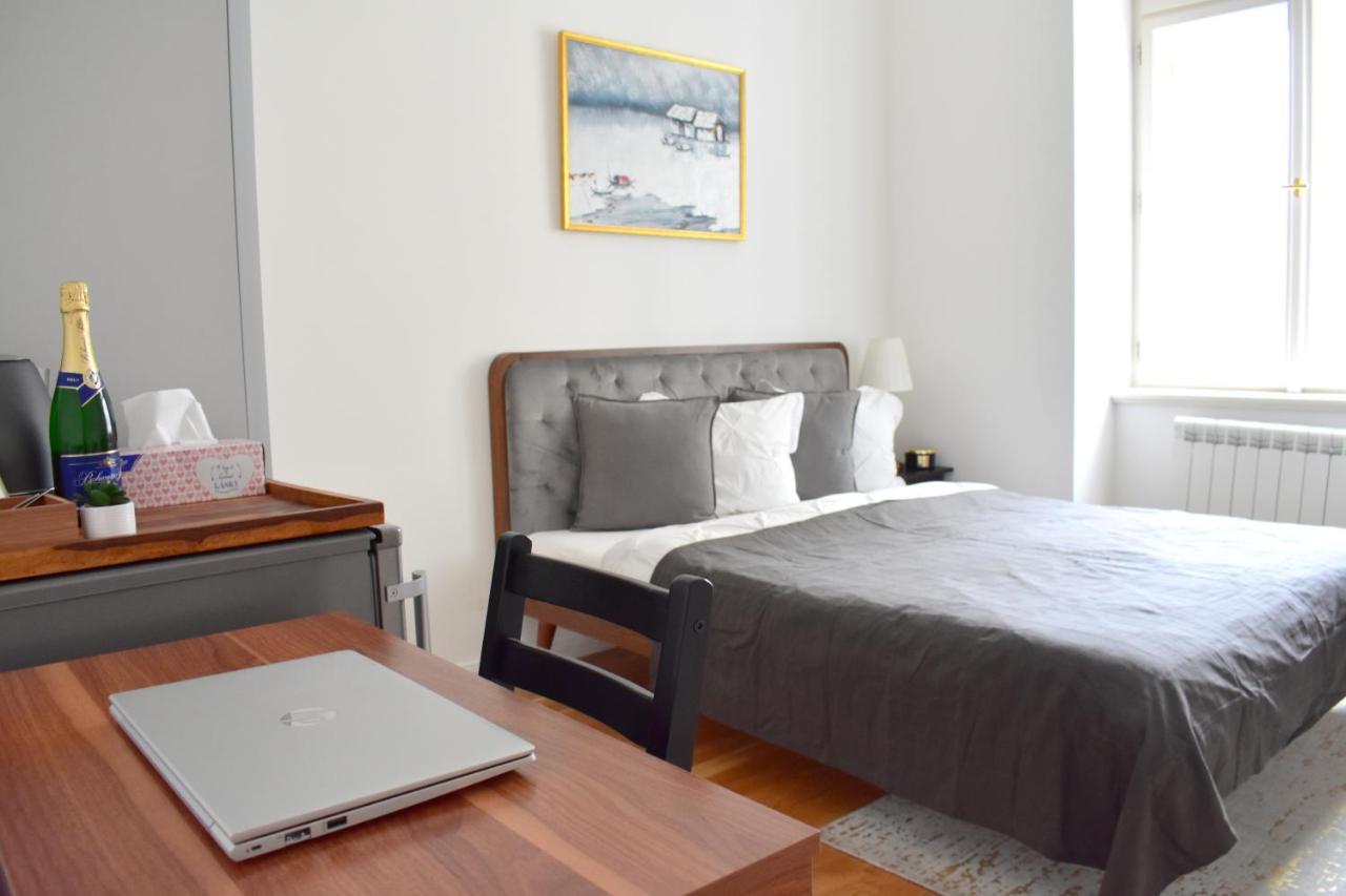 Lovely Apartment In Center Praga Esterno foto
