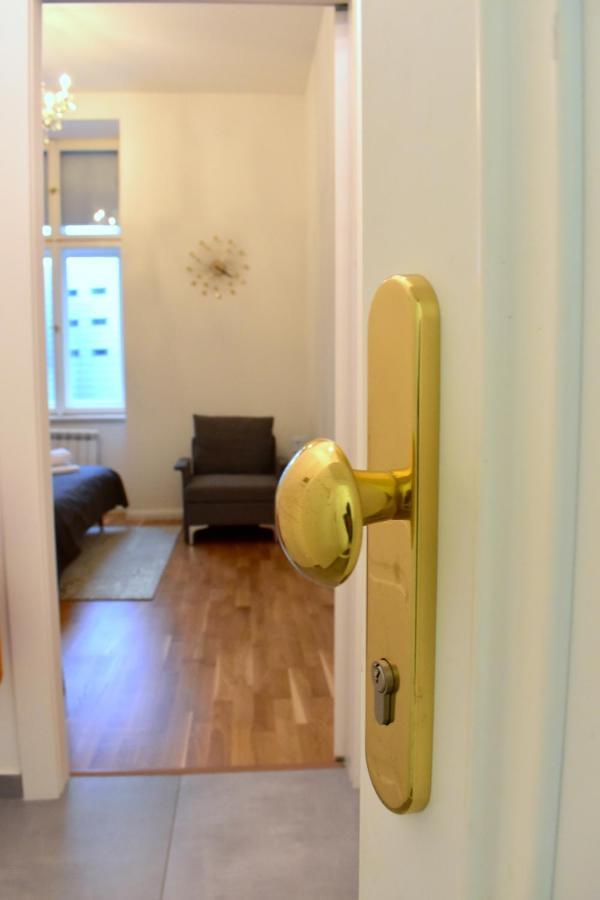 Lovely Apartment In Center Praga Esterno foto
