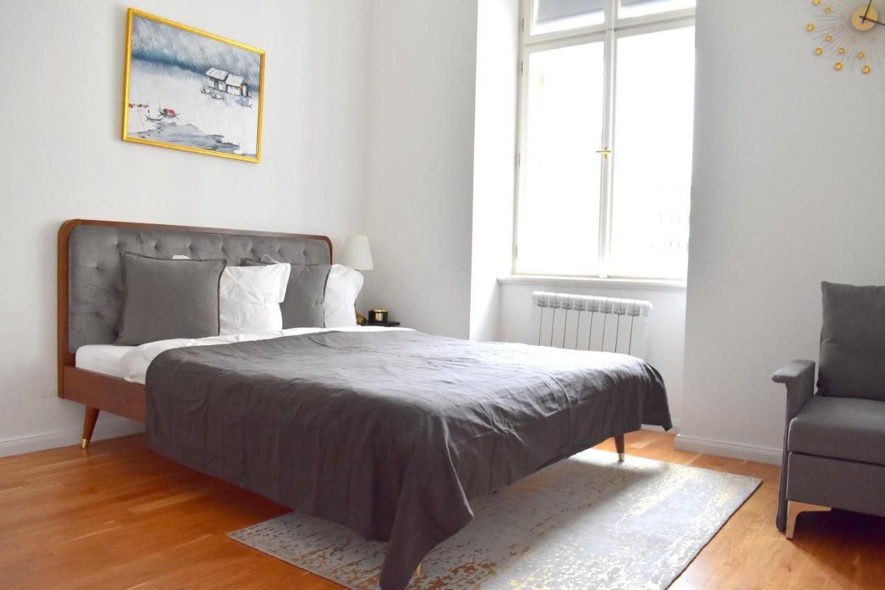 Lovely Apartment In Center Praga Esterno foto
