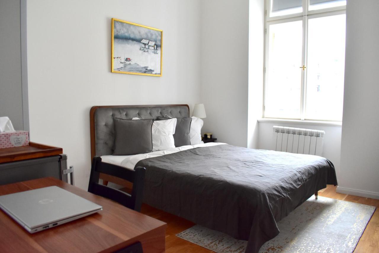 Lovely Apartment In Center Praga Esterno foto