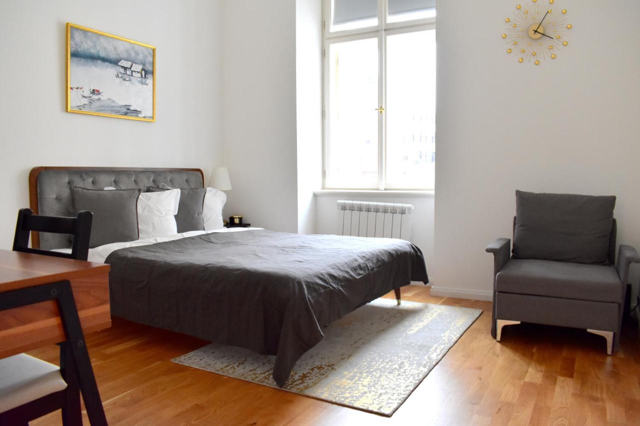 Lovely Apartment In Center Praga Esterno foto