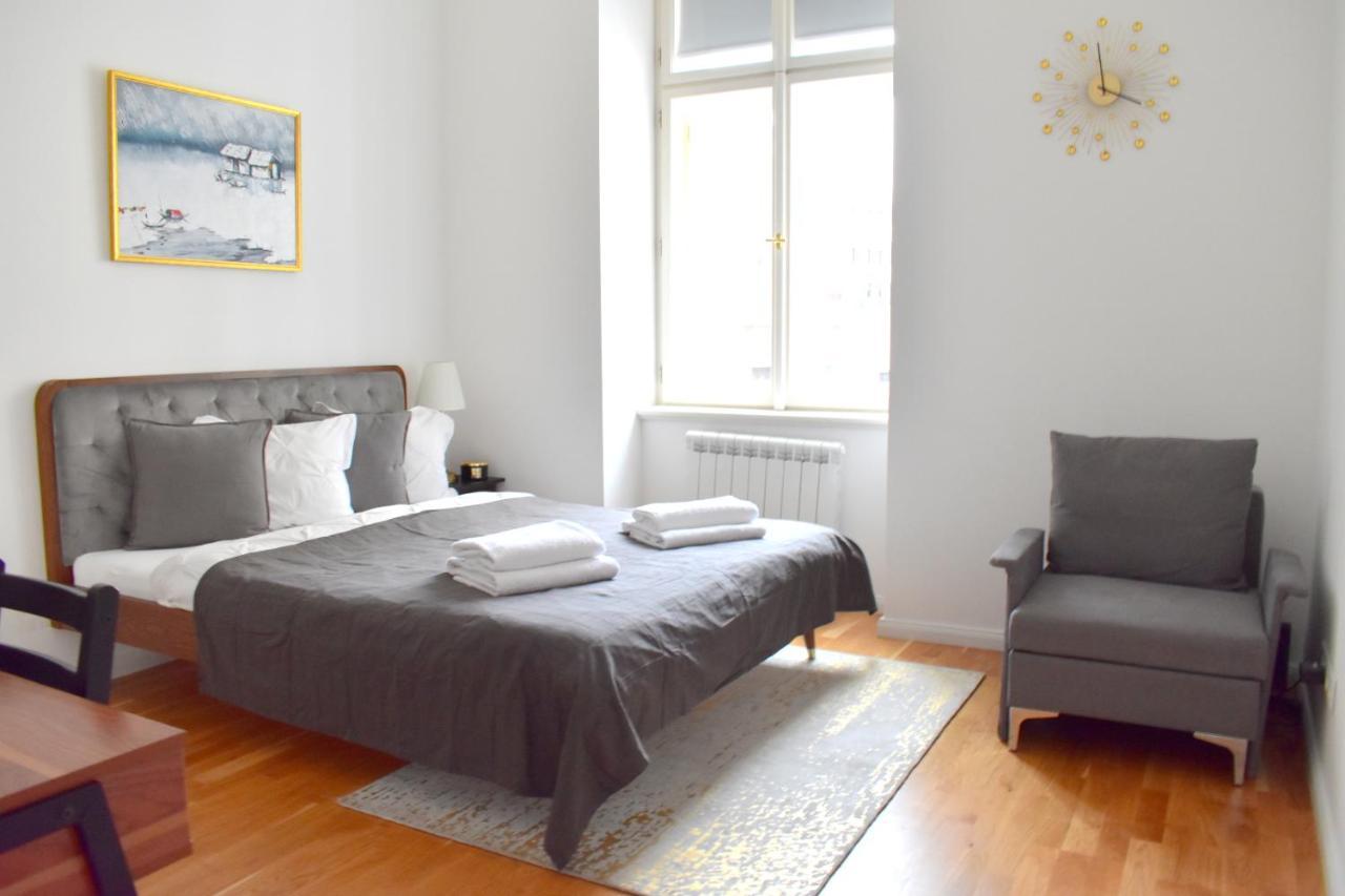 Lovely Apartment In Center Praga Esterno foto