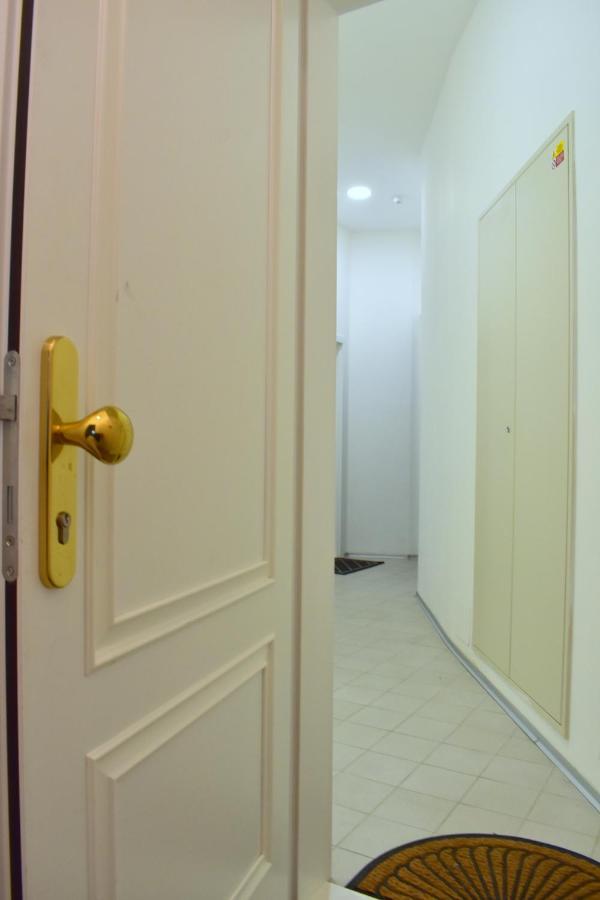Lovely Apartment In Center Praga Esterno foto